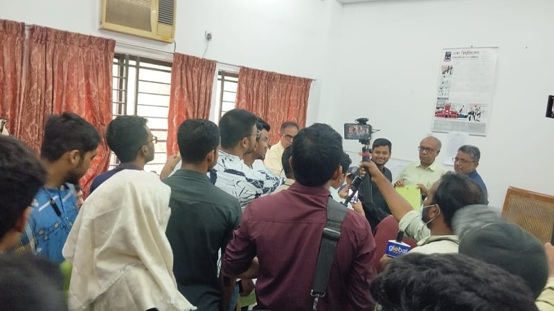 ডাকসু নির্বাচনে মনোনয়নপত্র সংগ্রহের শেষদিনেও উৎসবমুখর সিনেট ভবন